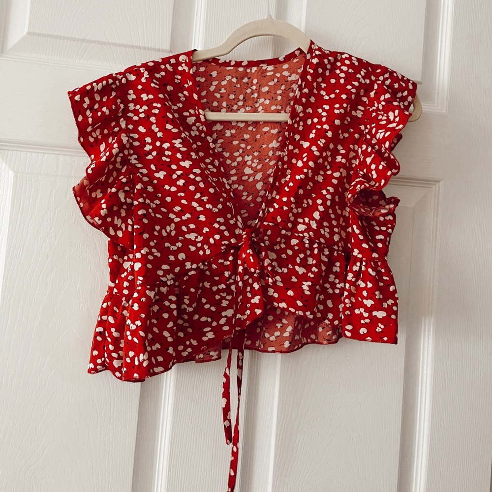 Boutique | Red Floral Tie Front Crop Top | Size S